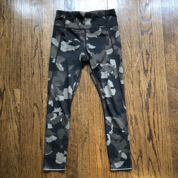 3/$10 Athleta Camouflage Camo Print Stretch High Waist Capri Leggings - Picture 1 of 6